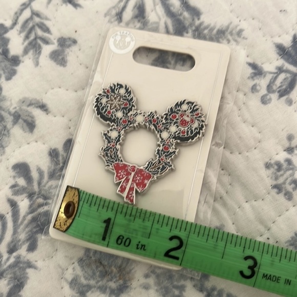 NWT Disney Mickey Holiday Christmas Wreath Pin - Picture 14 of 14